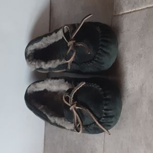 UGG  slipper  size  8 women
